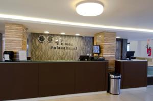 eine Lobby eines Zahnarztbüros mit einer Rezeption in der Unterkunft Hotel Palmas Executivo in Balneário Camboriú