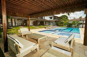 The swimming pool at or close to Vila Emanuelle Pousada Boutique