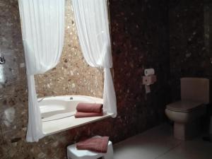 ein Badezimmer mit Badewanne und Toilette in der Unterkunft Bungalow Mariano 140 in Playa Honda