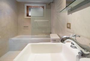 Koupelna v ubytování Utaka Cabañas y Apartamentos + 50 fotografií