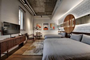 Ένα ή περισσότερα κρεβάτια σε δωμάτιο στο STABLE HOTEL
