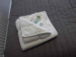 un asciugamano bianco seduto sopra un letto di Haven Inn a Barrow upon Humber