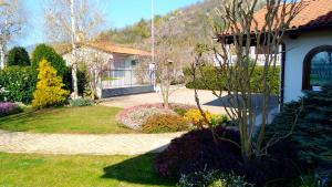 una casa con un jardín de flores en un patio en Nel Verde, en Villar San Costanzo