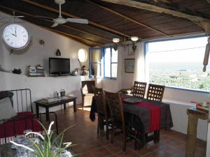 una sala da pranzo con tavolo e orologio sul muro di Casa Coronela a Garachico