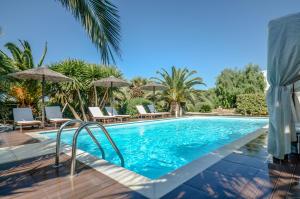 Valena Mare Suites & Apartments内部或周边的泳池