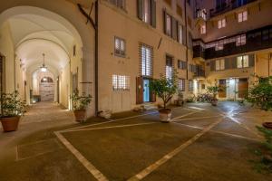 an empty courtyard with potted plants in a building at Guesthouse MySuiteTower Pantheon in Rome