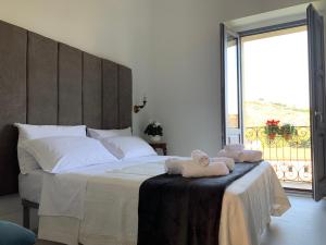 ein Schlafzimmer mit einem großen Bett, auf dem Handtücher liegen in der Unterkunft Palazzo Samà in Catanzaro