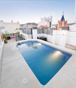 una piscina en la azotea de un edificio en Apartamentos Salamanca, en Málaga