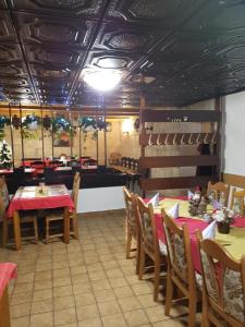 Restoran või mõni muu söögikoht majutusasutuses Ferienwohnung am Schloss Lauenstein im Erzgebirge