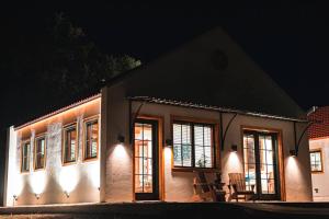 una casa con una fachada iluminada por la noche en Little Dutch Cabin #1 - 12 min to Magnolia-Baylor, en Bellmead