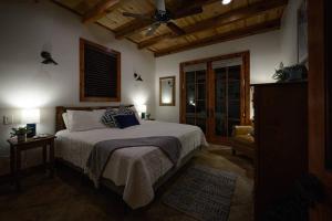 een slaapkamer met een bed en een plafondventilator bij Little Dutch Cabin #1 - 12 min to Magnolia-Baylor in Bellmead