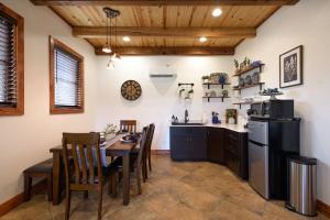 Kuchyň nebo kuchyňský kout v ubytování Little Dutch Cabin #1 - 12 min to Magnolia-Baylor