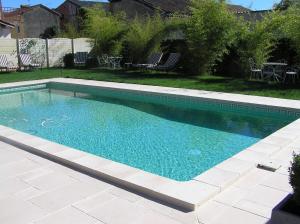 The swimming pool at or close to Chambre d'Hôtes Bastide du Cosset