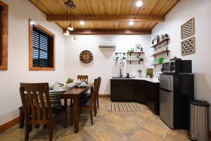 Little Dutch Cabin #3 - 12 min to Magnolia-Baylor في Bellmead: مطبخ وغرفة طعام مع طاولة وثلاجة