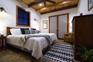 Posteľ alebo postele v izbe v ubytovaní Little Dutch Cabin #3 - 12 min to Magnolia-Baylor