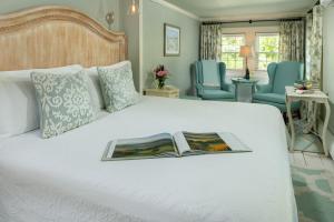 Llit o llits en una habitació de The Inn at Yarmouth Port