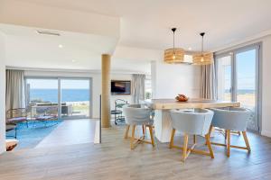 7Pines Resort Ibiza, part of Destination by Hyatt的电视和/或娱乐中心