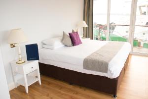 Llit o llits en una habitació de WatersEdge Hotel