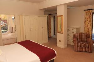 Llit o llits en una habitació de WatersEdge Hotel