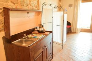 een keuken met een wastafel en een aanrecht bij B&B Cal Torello in Urbino