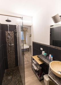 a bathroom with a shower and a sink at Loft & Espace Maison 1706 Lago Orta in Borgomanero