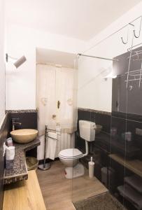 bagno con servizi igienici e lavandino di Loft & Espace Maison 1706 Lago Orta a Borgomanero