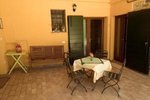 a dining room with a table and chairs in a room at B&B Cal Torello in Urbino
