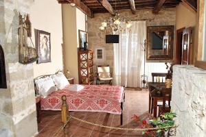 um quarto com uma cama e uma sala de estar em Villa Daskalogianni em Vlakhianá