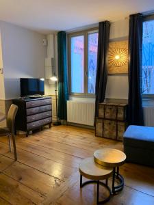 un soggiorno con un divano e un tavolo di Appartements des 2 Têtes a Colmar