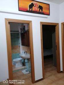アルゲーロにあるBlue Skyのバスルーム(トイレ、壁に絵が描かれたシンク付)