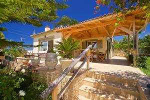 une maison avec une pergola en bois et une terrasse dans l'établissement Sunnyside House Kefalonia, à Céphalonie