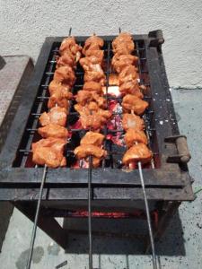 un montón de comida cocinando en una parrilla en Kwality Estate, en Madikeri