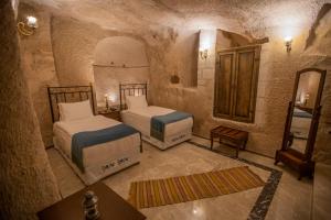 Кровать или кровати в номере Lavender Cave Hotel