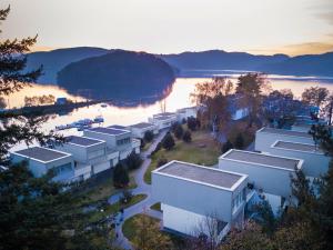 グルデク・ナト・ドゥナイツェムにあるSłoneczny Cypelの湖畔の一列の建物の空中風景