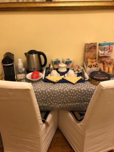 ローマにあるAurora 31 - Suite & Breakfastのテーブル(お茶ポット付)