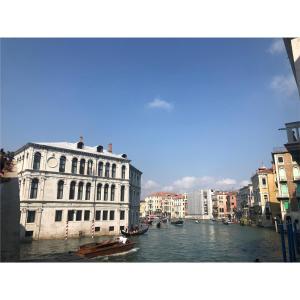 a view of a river with buildings and boats on it at Rialto Mercato apartment suite in Venice