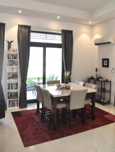 - une salle à manger avec une table et des chaises dans l'établissement Luxury Suite - Amazing Views & Lovely Garden, à Salalah