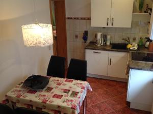 una cucina con tavolo, sedie, tavolo e tavolo e una cucina di FeWo König a Milbitz