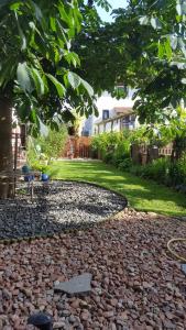 a garden with a stone walkway in a yard at Ferienwohnung Gehl in Monzingen
