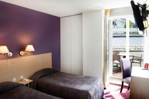 Una cama o camas en una habitación de Hôtel Continental