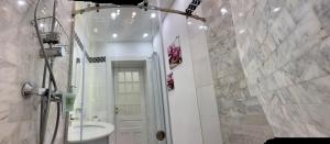 Et badeværelse på Victoria Luxury Apartment 11 + 48 billeder