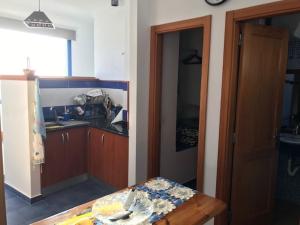 cocina con mesa y encimera en CasaPello TOP TERRACE, en Puerto de las Nieves