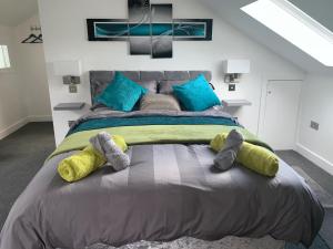 Un dormitorio con una cama grande con animales de peluche. en Rosemary House Accommodation-Nr Chew Valley, en Bristol