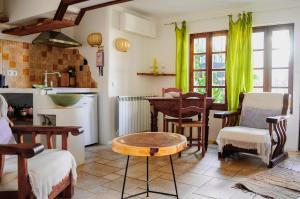 a kitchen with a table and chairs in a room at Uma Casa a Beira Sol in Lagos