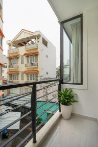 - un balcon avec vue sur un bâtiment dans l'établissement ViVo 416 Apartment, à Hô-Chi-Minh-Ville