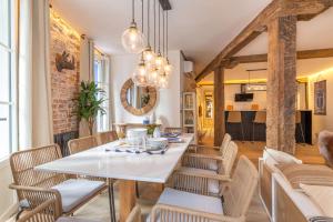 jadalnia z białym stołem i krzesłami w obiekcie Arechaga AC by Staynnapartments w mieście Bilbao