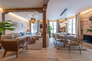 salon ze stołem i krzesłami w obiekcie Arechaga AC by Staynnapartments w mieście Bilbao