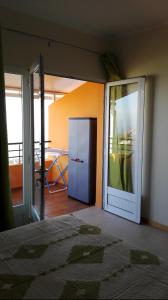 Cette chambre comprend un lit et une porte coulissante en verre. dans l'établissement Apartamento Villa, à Ponta do Sol