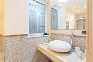 łazienka z umywalką na blacie w obiekcie Penelope Seaview Apartment w Katanii +26 zdjęć