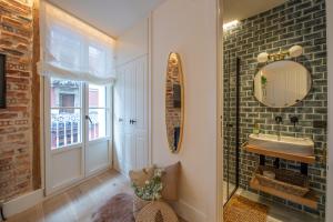 łazienka z umywalką i lustrem w obiekcie Arechaga AC by Staynnapartments w mieście Bilbao